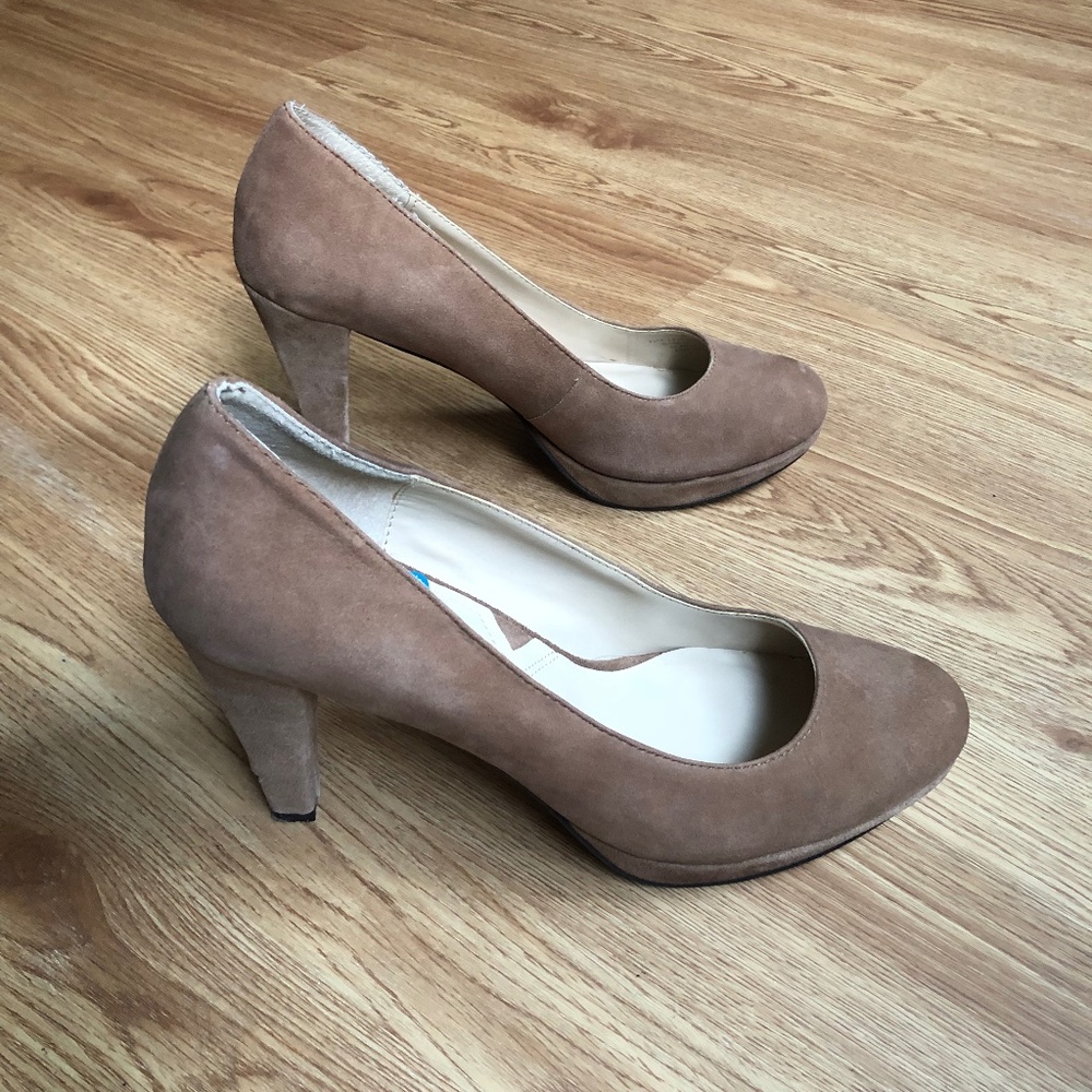 Adrienne Vittadini Tan Suede Round Toe 4" Pumps with Platform Size 7.5